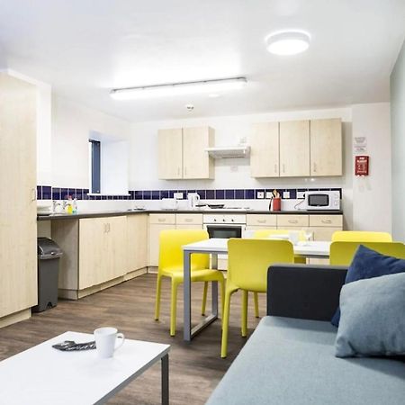 Small Double Ensuite Room Next To The City Centre Лидс Экстерьер фото
